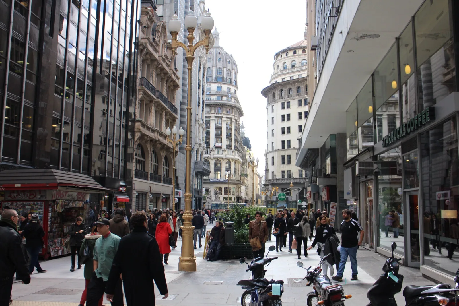 Fachada del edificio de la Bolsa de Comercio de Buenos Aires, con su cúpula y columnas clásicas, en el microcentro porteño
