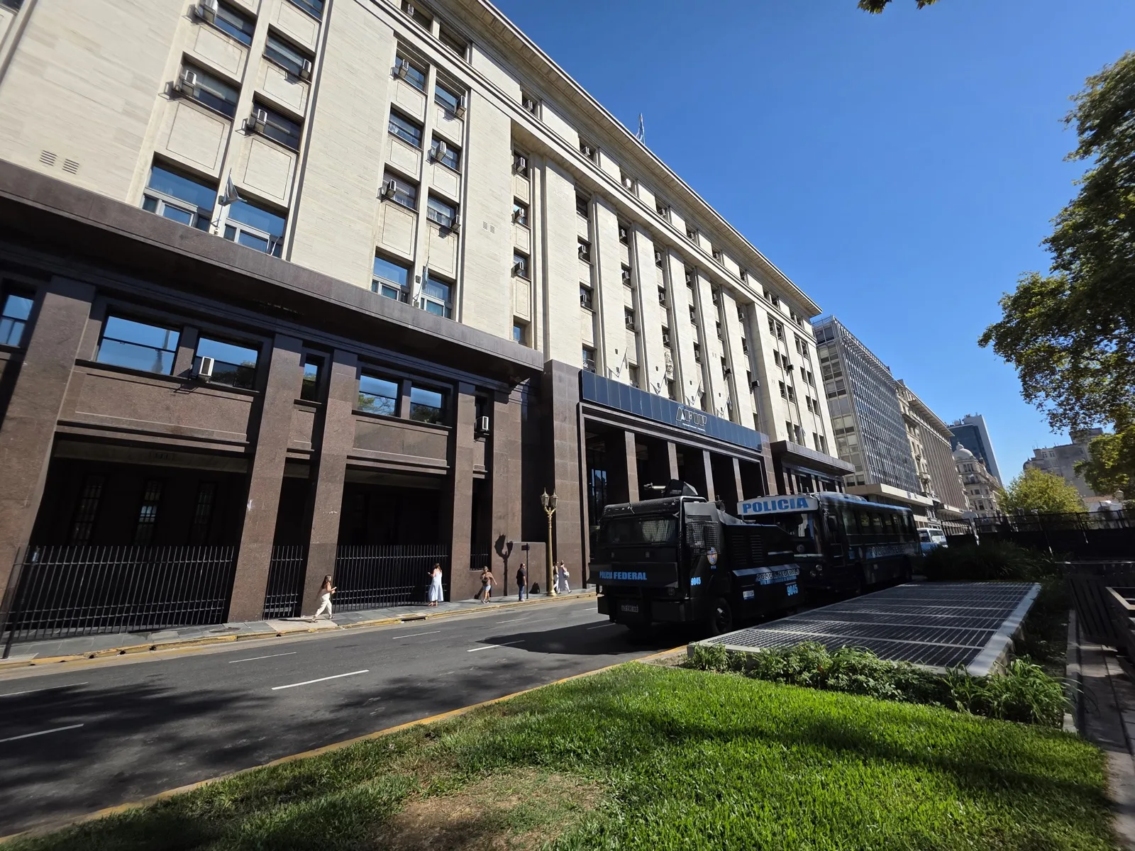 Fachada del edificio histórico de Bolsas y Mercados Argentinos (BYMA) en el microcentro de Buenos Aires