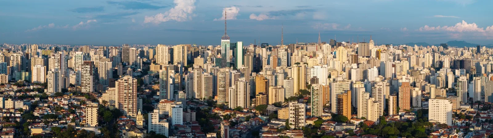 Painel eletrônico de uma bolsa de valores exibindo cotações de ações em tempo real