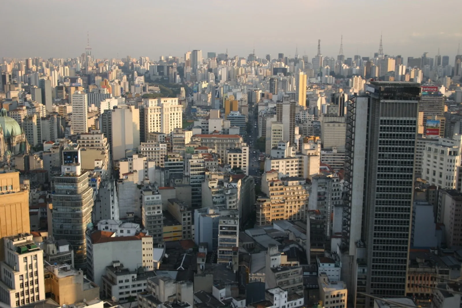 Fachada da B3, a bolsa de valores de São Paulo, com o letreiro da instituição em destaque durante o dia
