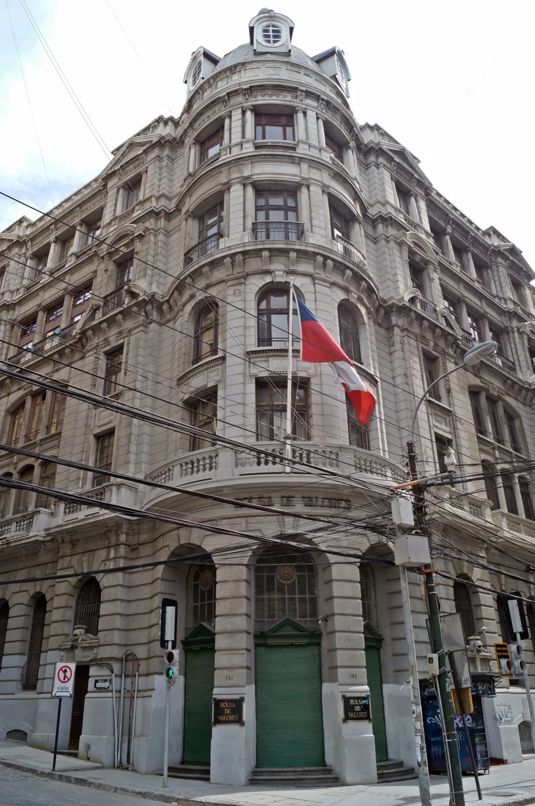 Vista del edificio de la Bolsa de Santiago con el logo institucional en la fachada, símbolo del mercado de renta fija chileno