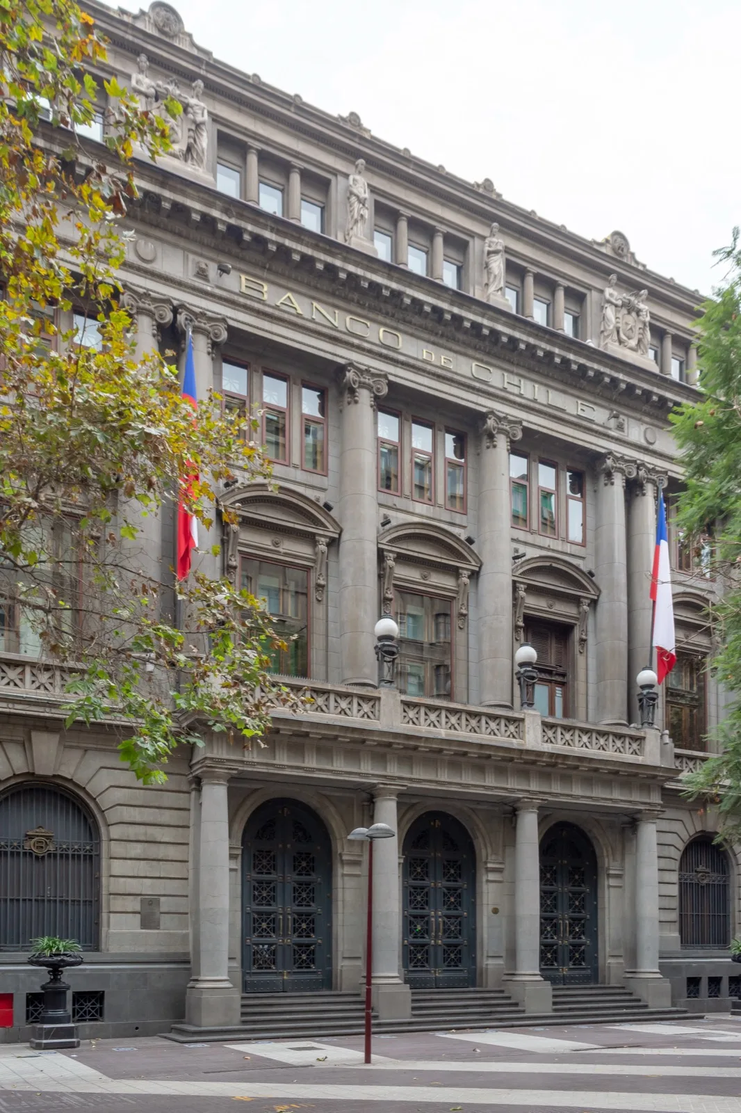 Fachada de un edificio de oficinas con el logotipo de un regulador financiero, en una zona bancaria de Santiago de Chile