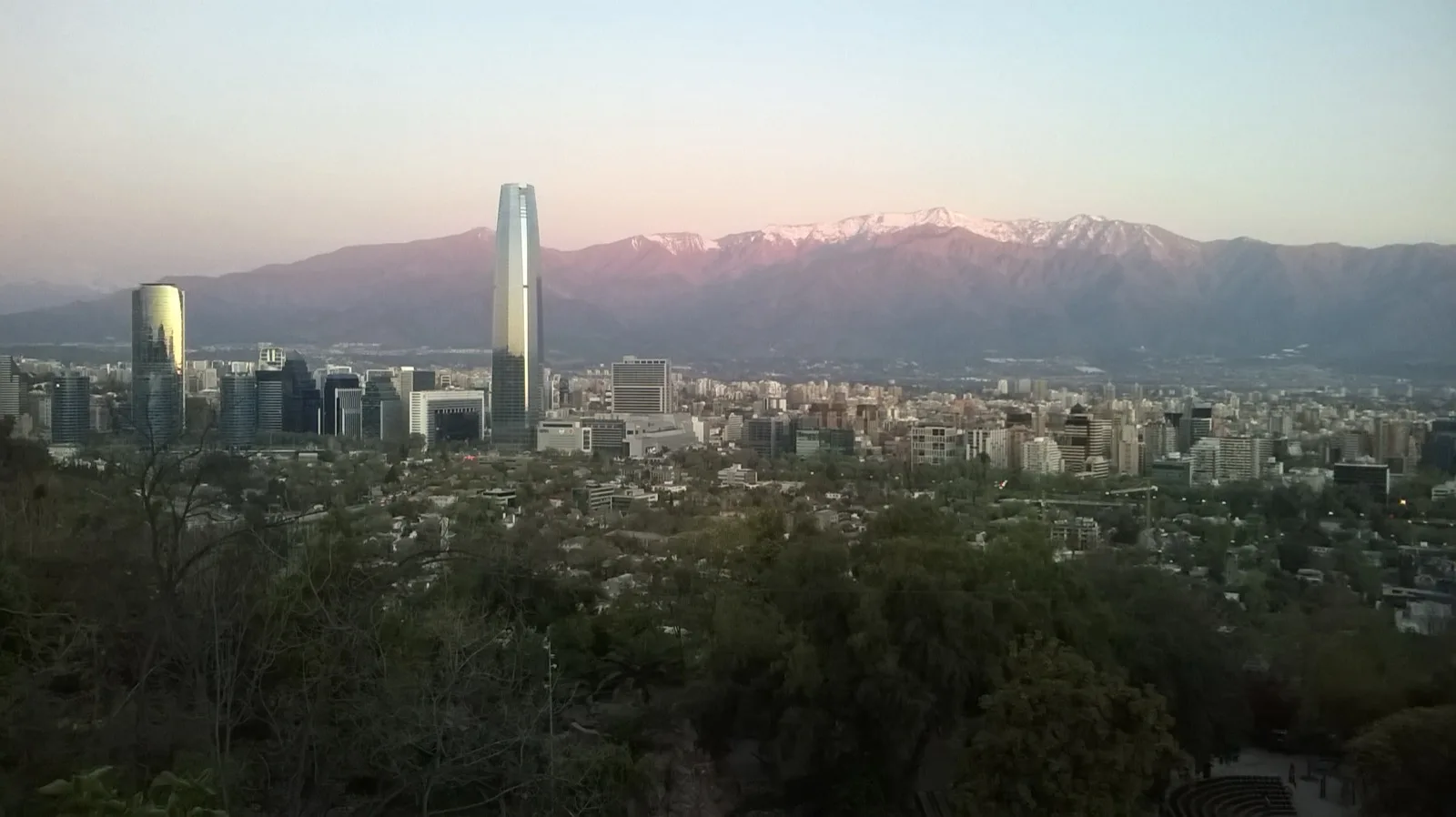 Pantalla de un piso de operaciones bursátiles mostrando el movimiento de precios de una acción recién listada