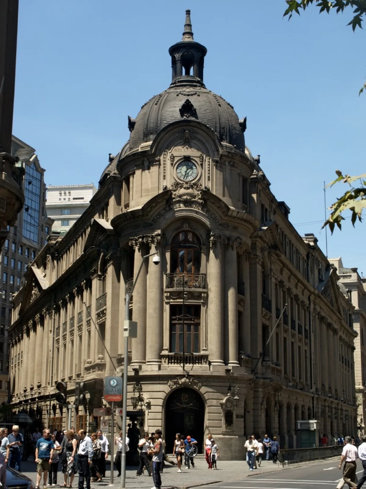 Vista del edificio de la Bolsa de Santiago con el logo institucional en la fachada, símbolo del mercado de renta fija chileno