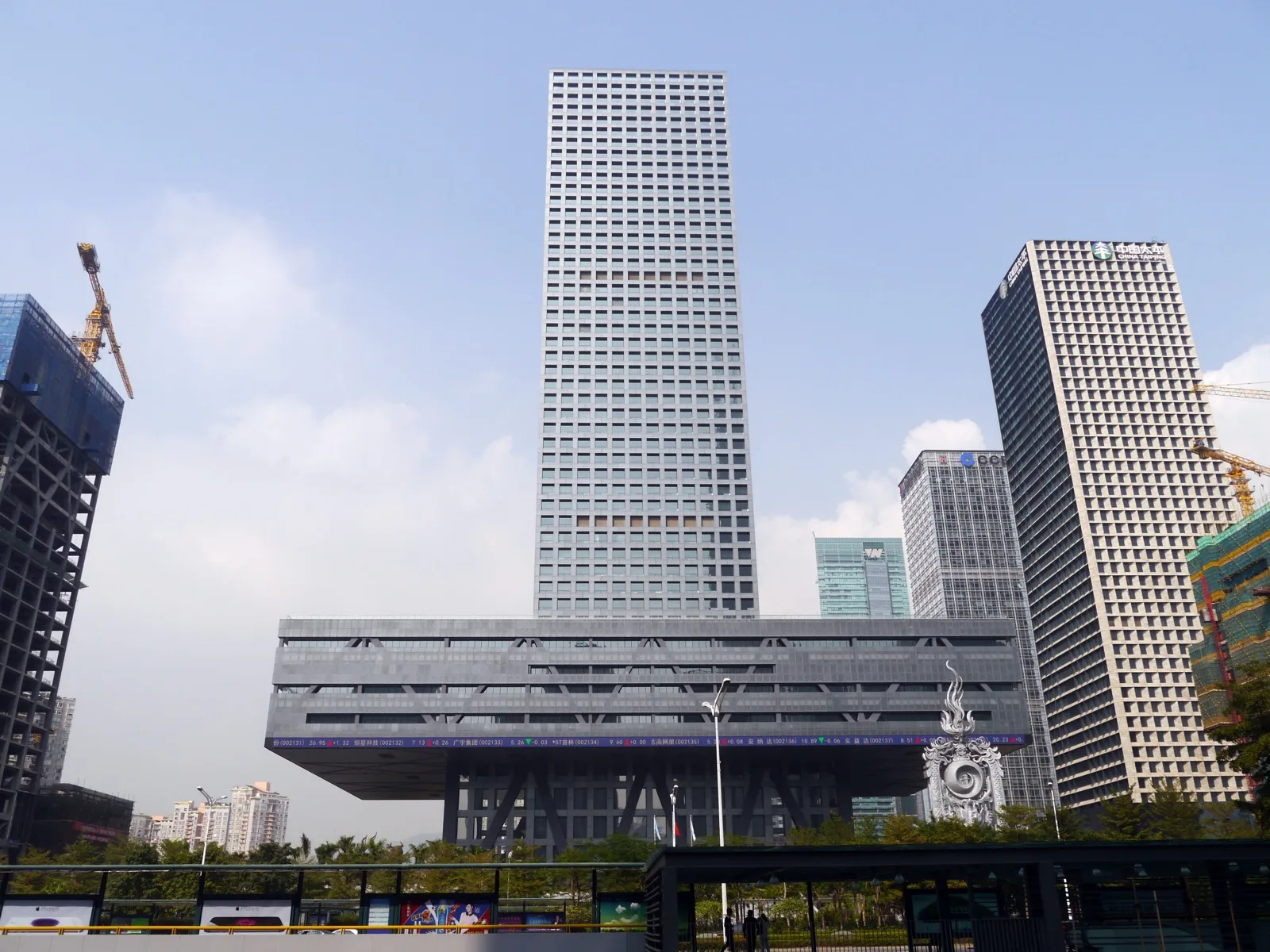 上海证券交易所交易大厅内的电子屏幕显示股票指数与行情数据