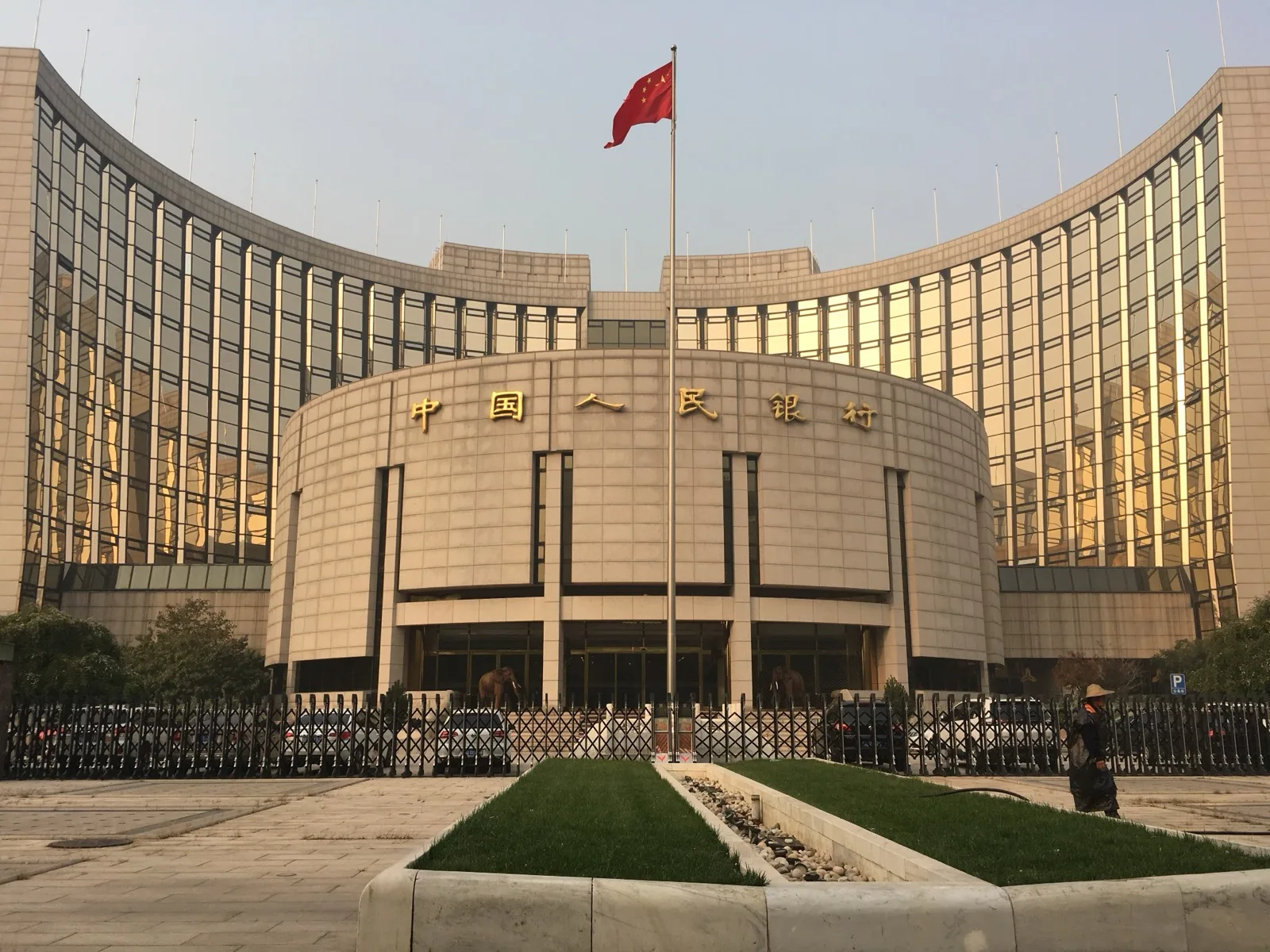 交易屏幕上显示股票指数价格走势图和涨跌数据,反映市场波动