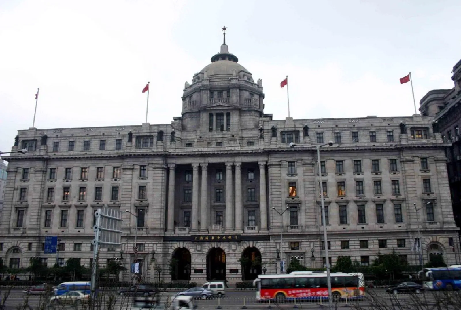 金融交易大厅内,交易员在电脑屏幕前查看债券与信用市场数据