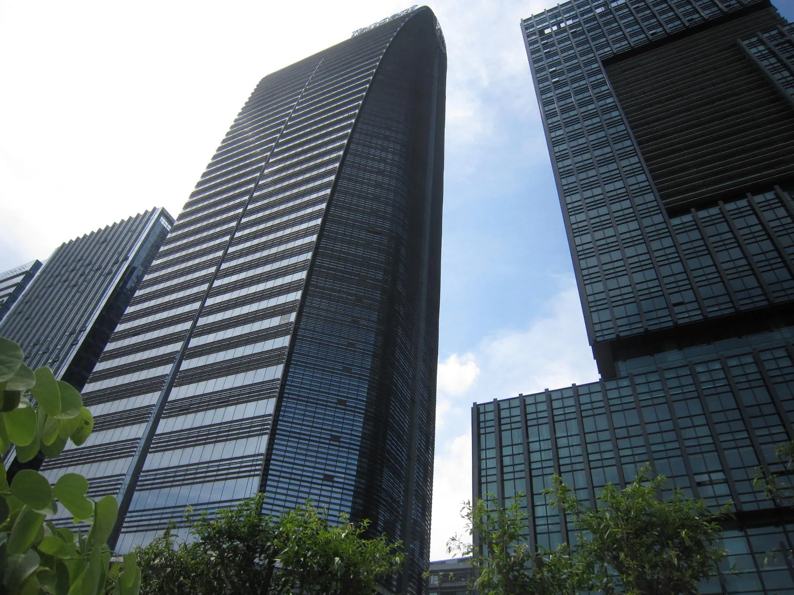 上海证券交易所交易大厅内,电子屏幕显示股票价格与交易数据