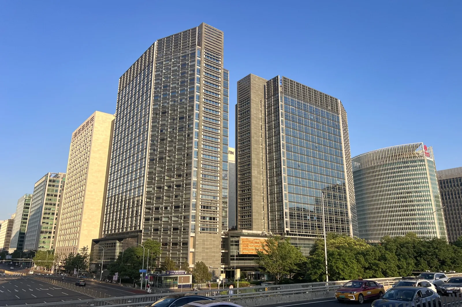 上海证券交易所大楼外景,建筑外立面的电子屏幕上滚动显示实时股票行情数据