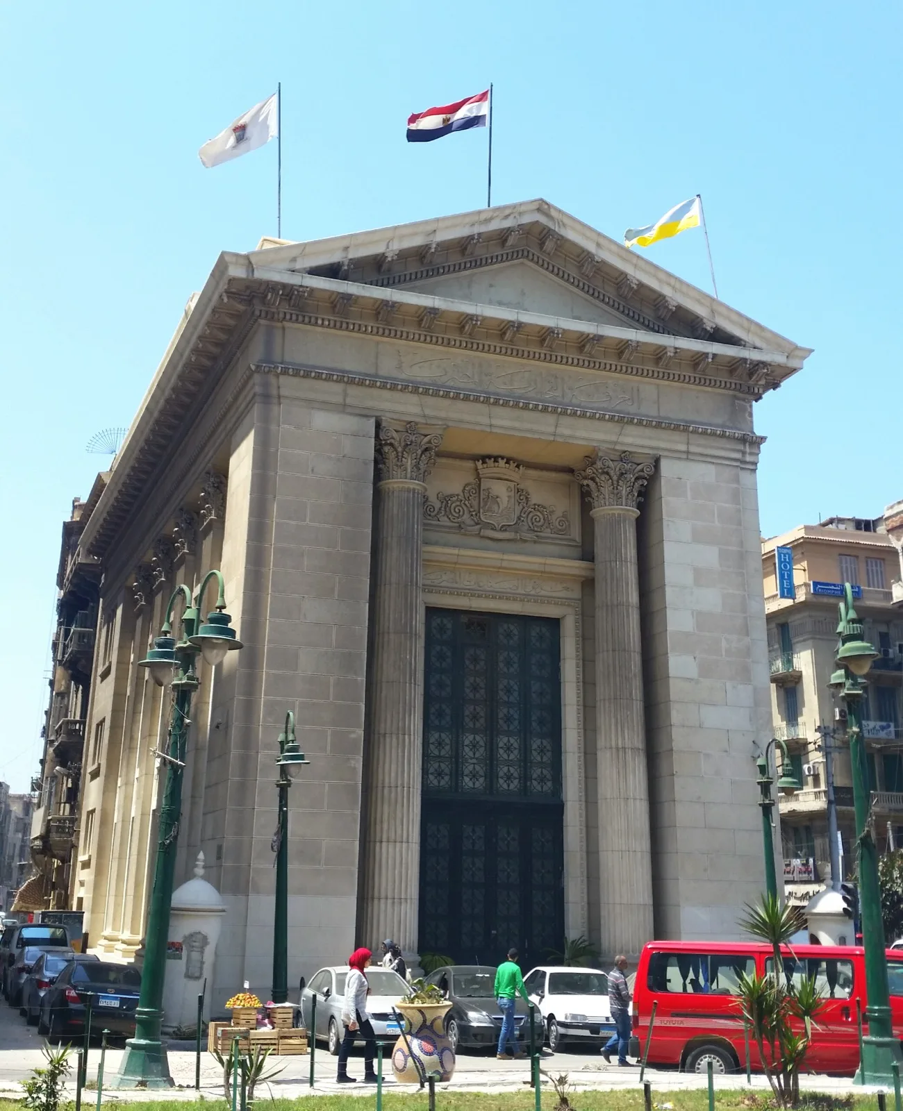 رسم توضيحي يقارن بين شريحتي القيد في البورصة المصرية ويوضح مسار انتقال الشركة من سوق الشركات الصغيرة والمتوسطة إلى السوق الرئيسية.