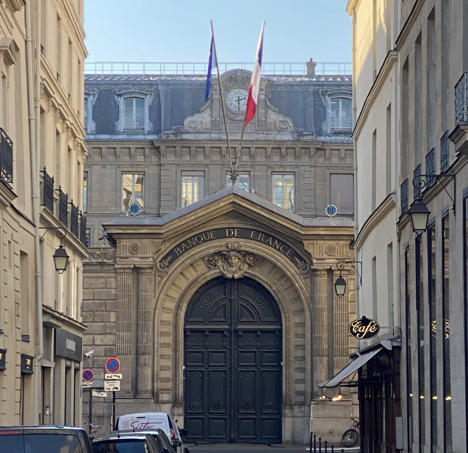 Le siège de l'Autorité des marchés financiers à Paris, régulateur en charge de la supervision des offres publiques d'achat en France