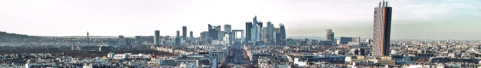 Écrans de cotation affichant des cours boursiers dans la salle de marché d'une bourse, illustrant le suivi en temps réel d'une introduction en bourse