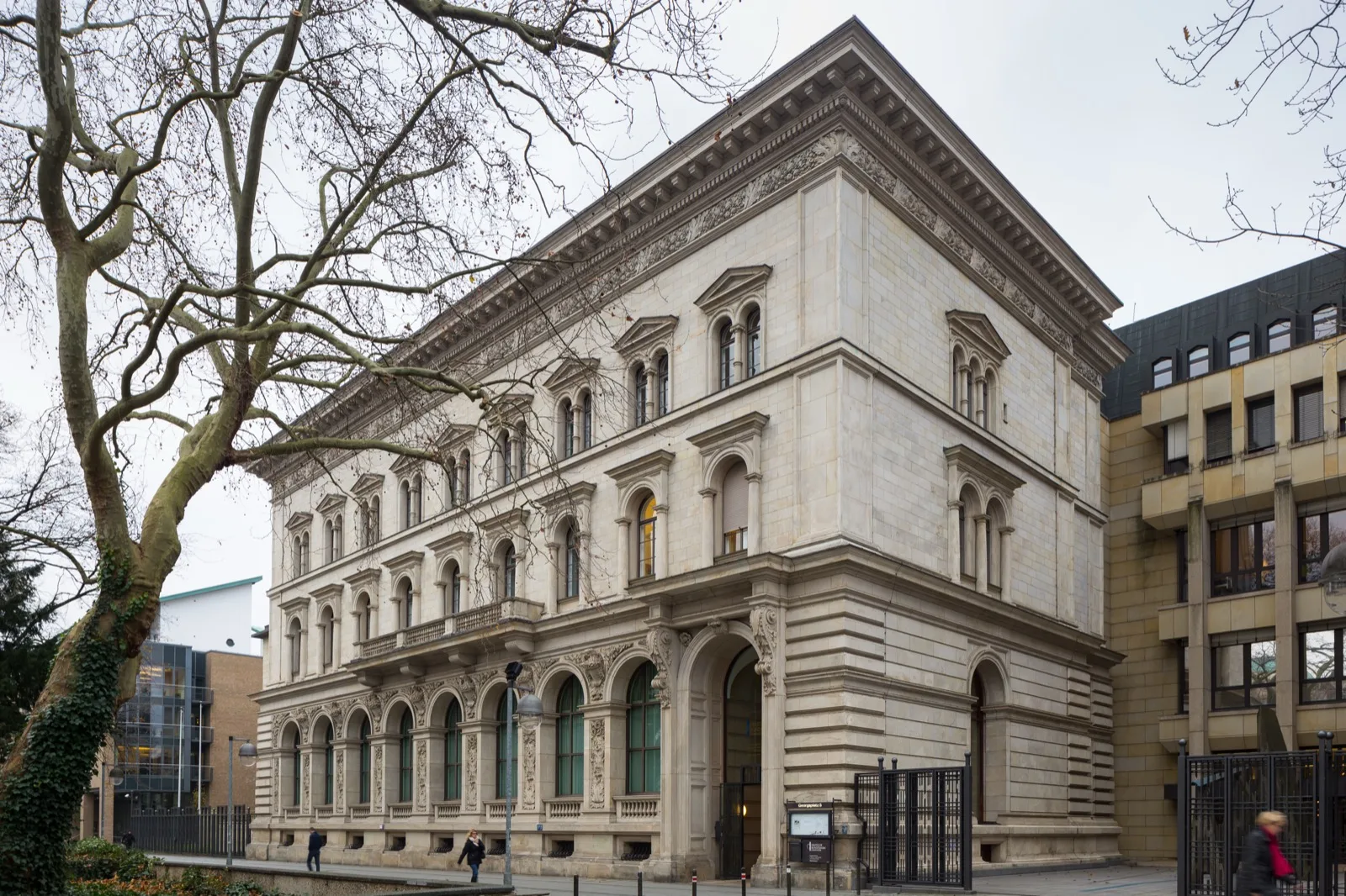 Elektronische Kursanzeigen und Handelsdaten auf Bildschirmen im Handelssaal der Frankfurter Börse