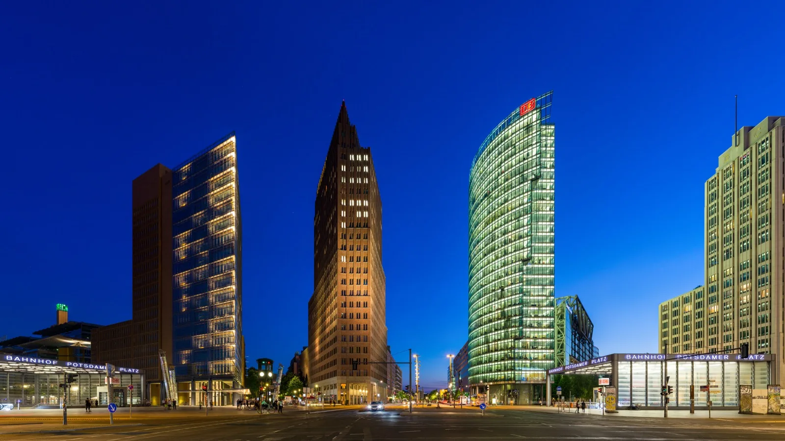 Handelsbildschirme mit Kursverläufen und Marktdaten in einem Finanzhandelsraum