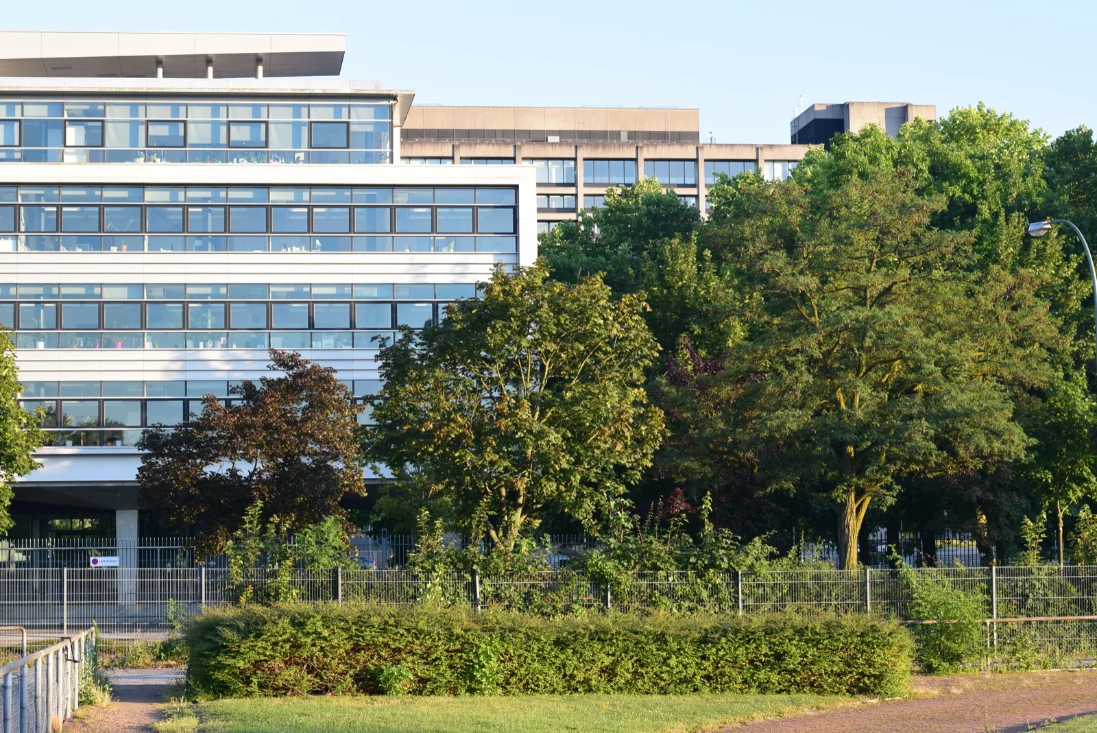 Blick auf die elektronische Kurstafel der Frankfurter Wertpapierbörse mit Aktienkursen