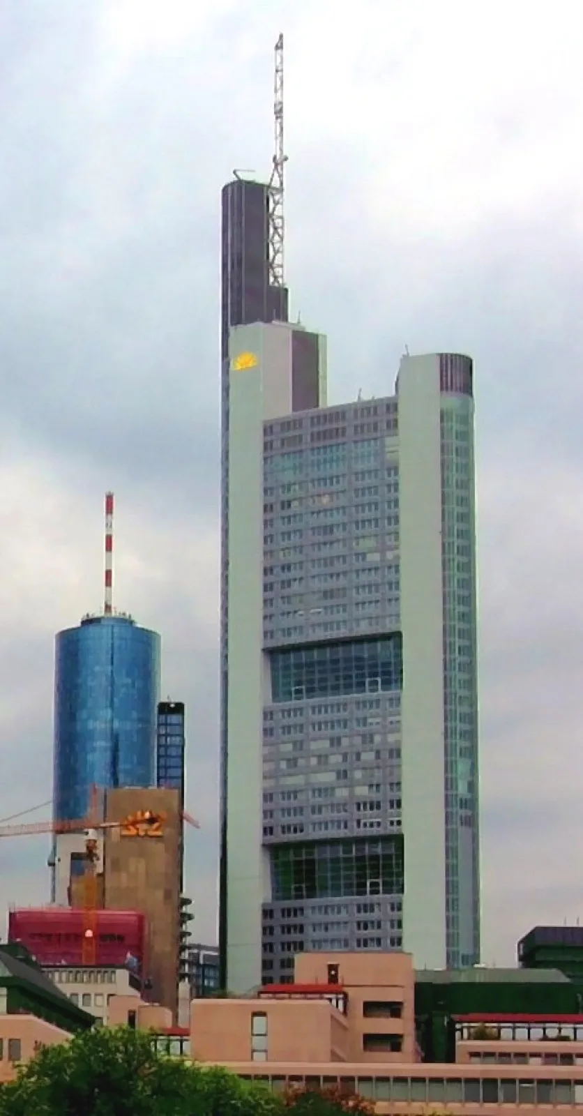 Skyline des Frankfurter Bankenviertels bei Sonnenuntergang als Symbolbild für den deutschen Anleihemarkt und gedeckte Schuldverschreibungen
