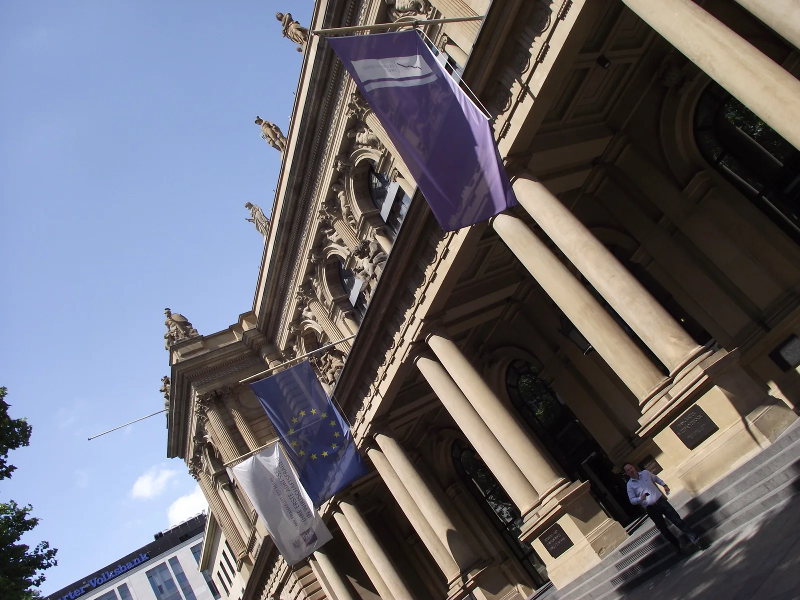Frankfurter Börse mit Kurstafel, Symbolbild für Übernahmeangebote an der deutschen Wertpapierbörse