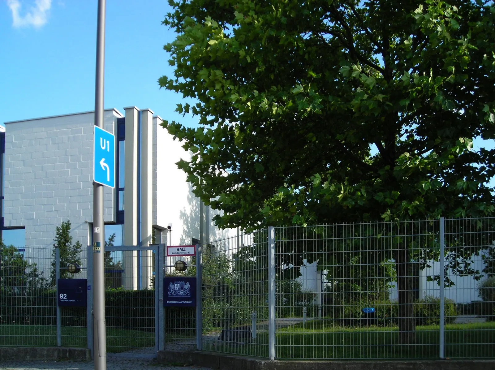Nahaufnahme von gedruckten Geschäftsberichten und Bilanzunterlagen auf einem Schreibtisch, daneben ein Taschenrechner und ein Kugelschreiber