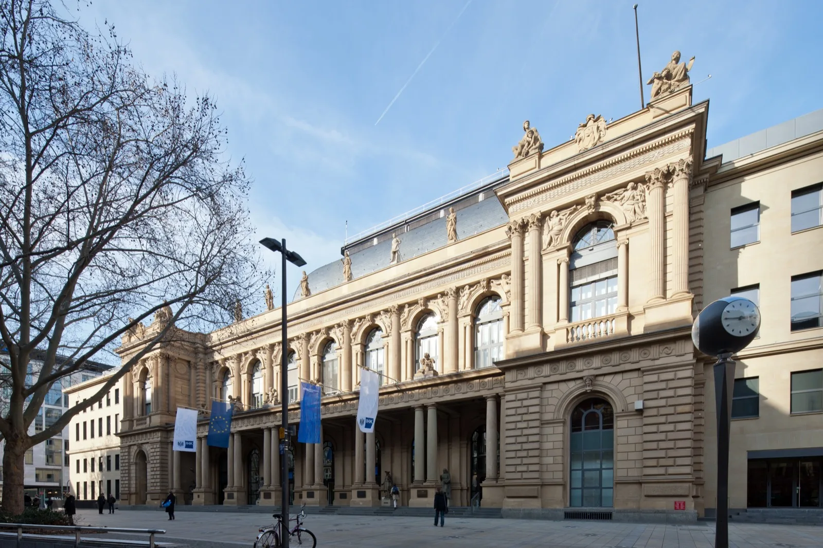 Frankfurter Börse mit Kurstafel, Symbolbild für Übernahmeangebote an der deutschen Wertpapierbörse