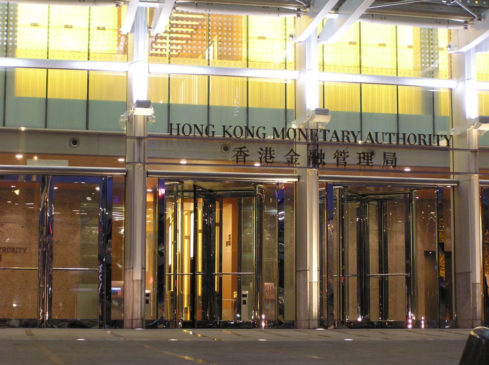 香港中环金融区高楼林立的天际线,象征香港作为离岸人民币债券市场枢纽的地位