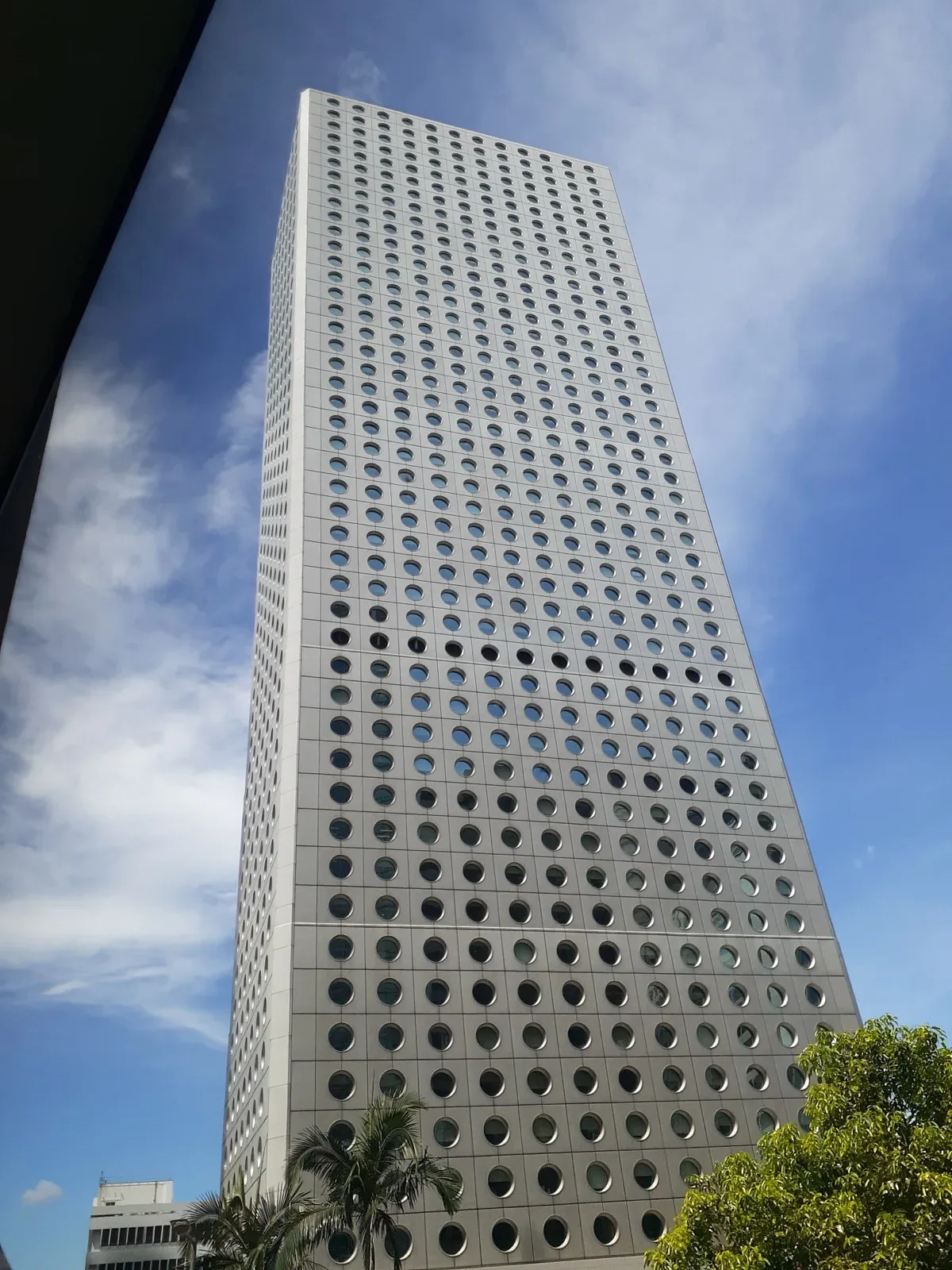 香港中环金融区高楼与香港交易所大楼外观,象征香港资本市场基础设施