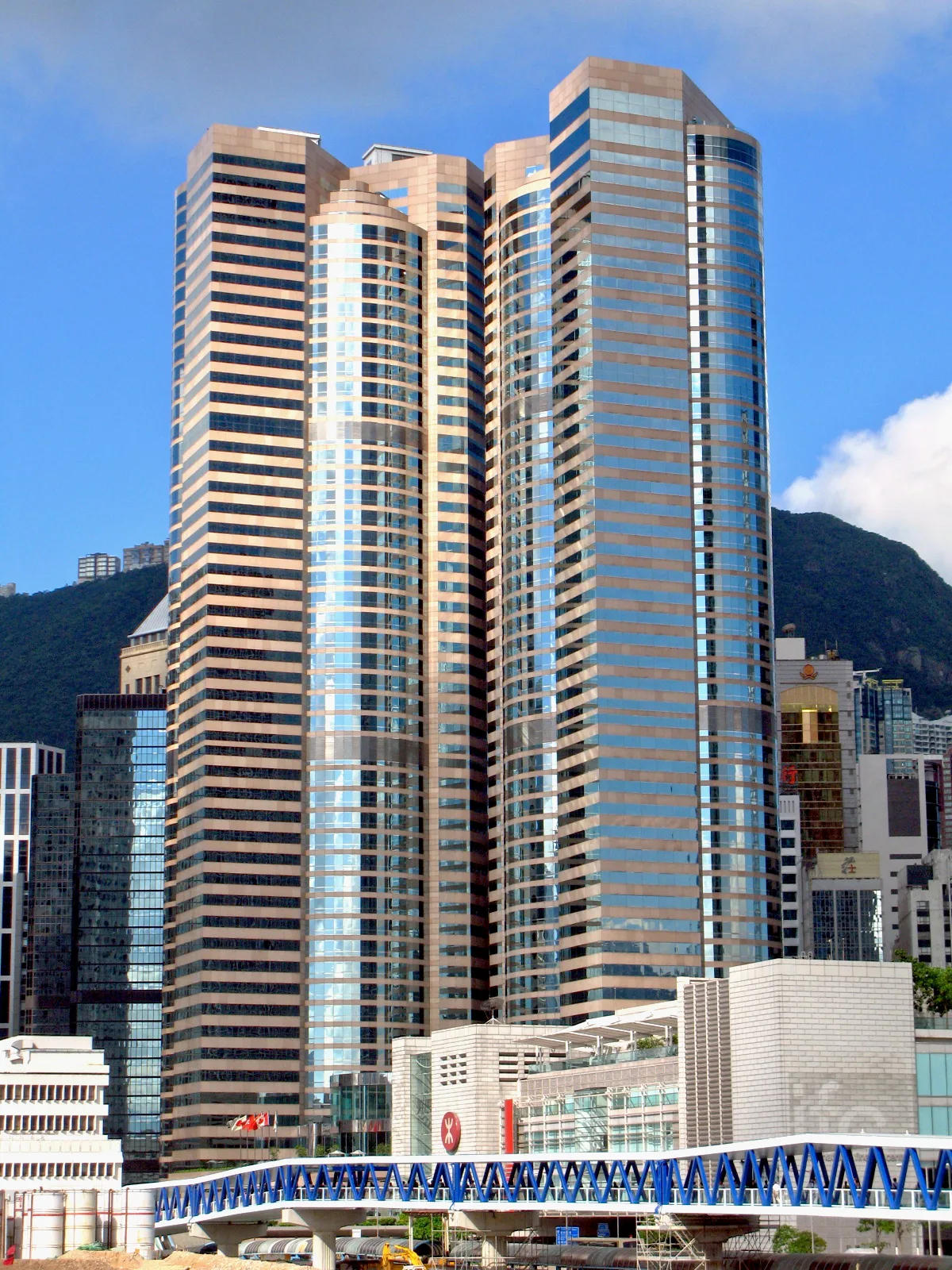香港中环街头的电子显示屏实时显示恒生指数走势,反映港股衍生品市场的交易氛围