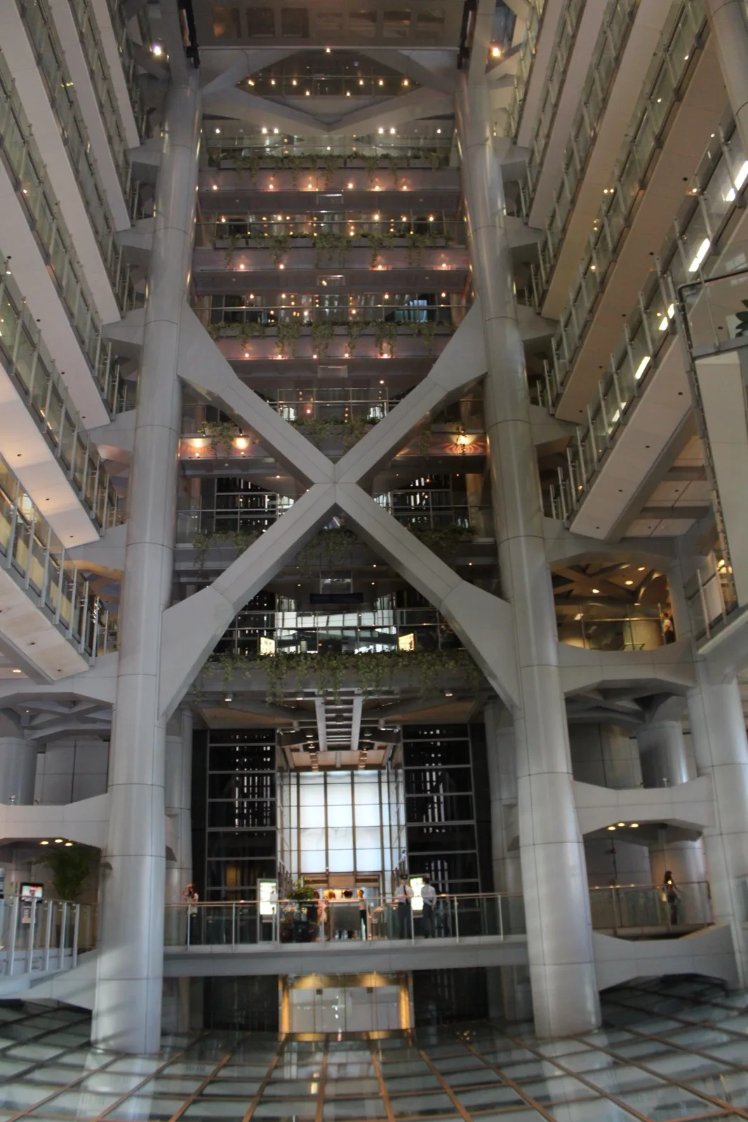 香港交易所大楼外墙的电子股票报价屏幕,显示上市公司股价变动信息