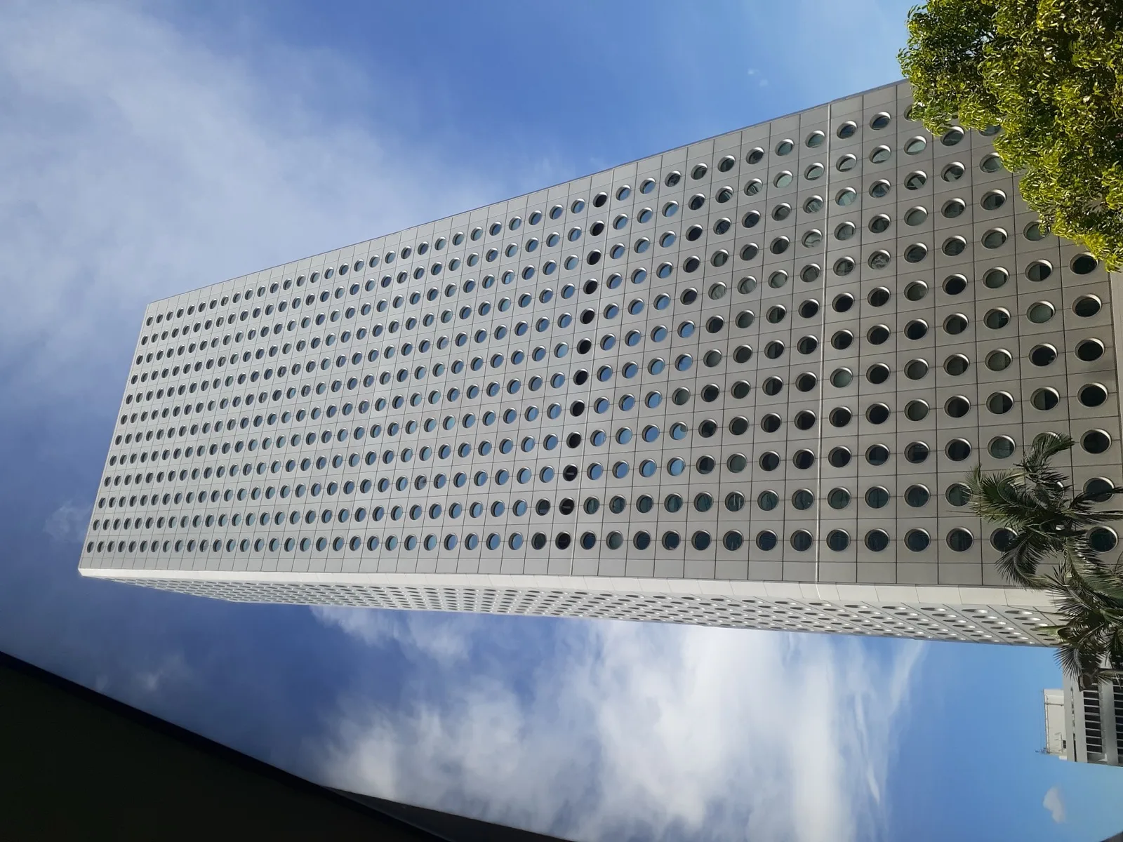 香港中环金融区高楼与香港交易所大楼外观,象征香港资本市场基础设施