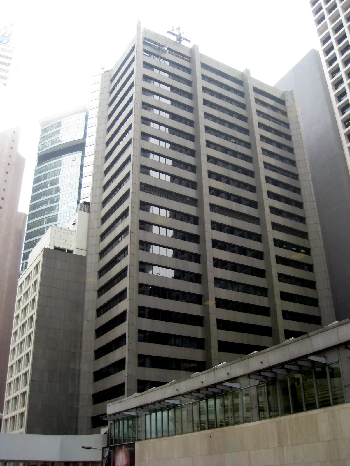 香港中环金融区摩天大楼林立的天际线,象征香港证券市场的监管环境