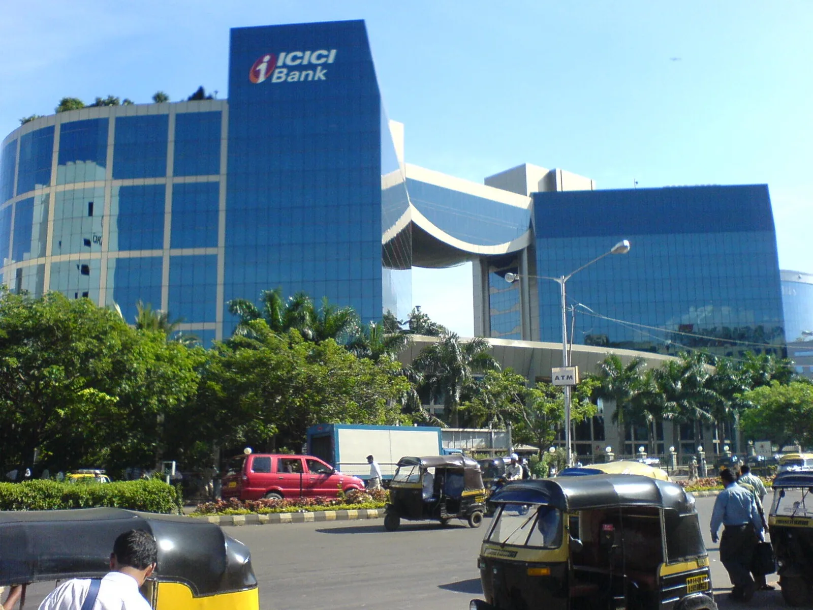 Exterior view of the Reserve Bank of India headquarters building in Mumbai, symbolizing the central bank's role in government securities auctions