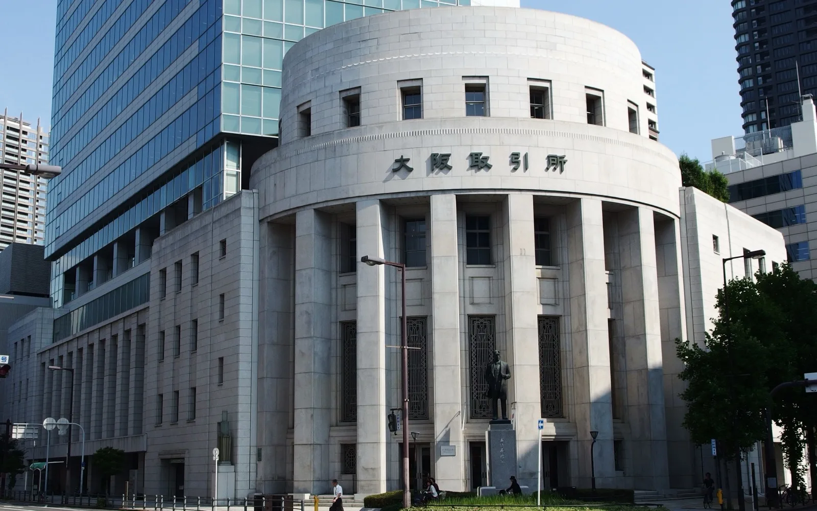 証券取引所の電光ボードに株価が表示されている様子