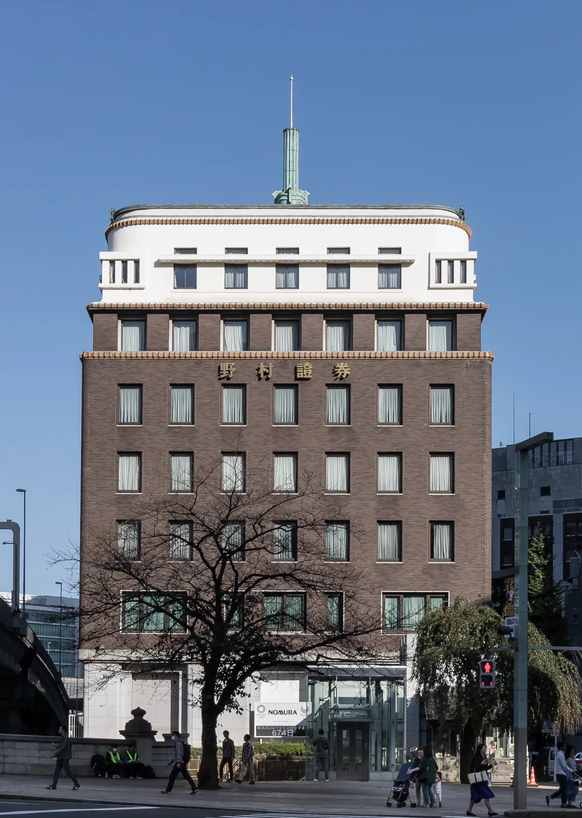 東京証券取引所の建物外観と取引に関する電光掲示板を写した資料写真