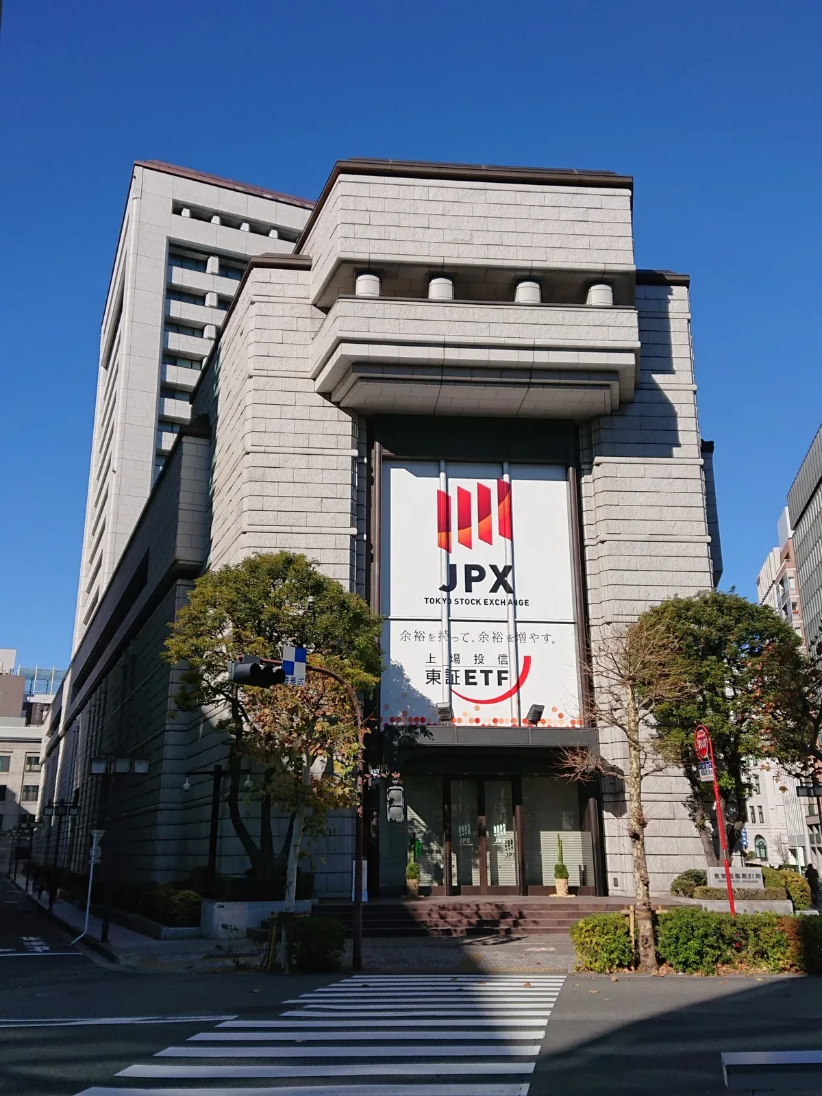 東京証券取引所の立会場を模したディスプレイに株価のティッカーが映し出されている様子