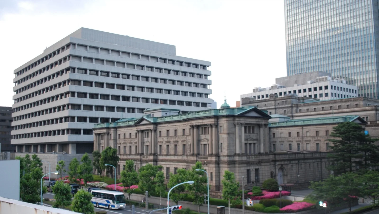 証券会社のトレーディングフロアで株価ボードを見つめる担当者たちの様子