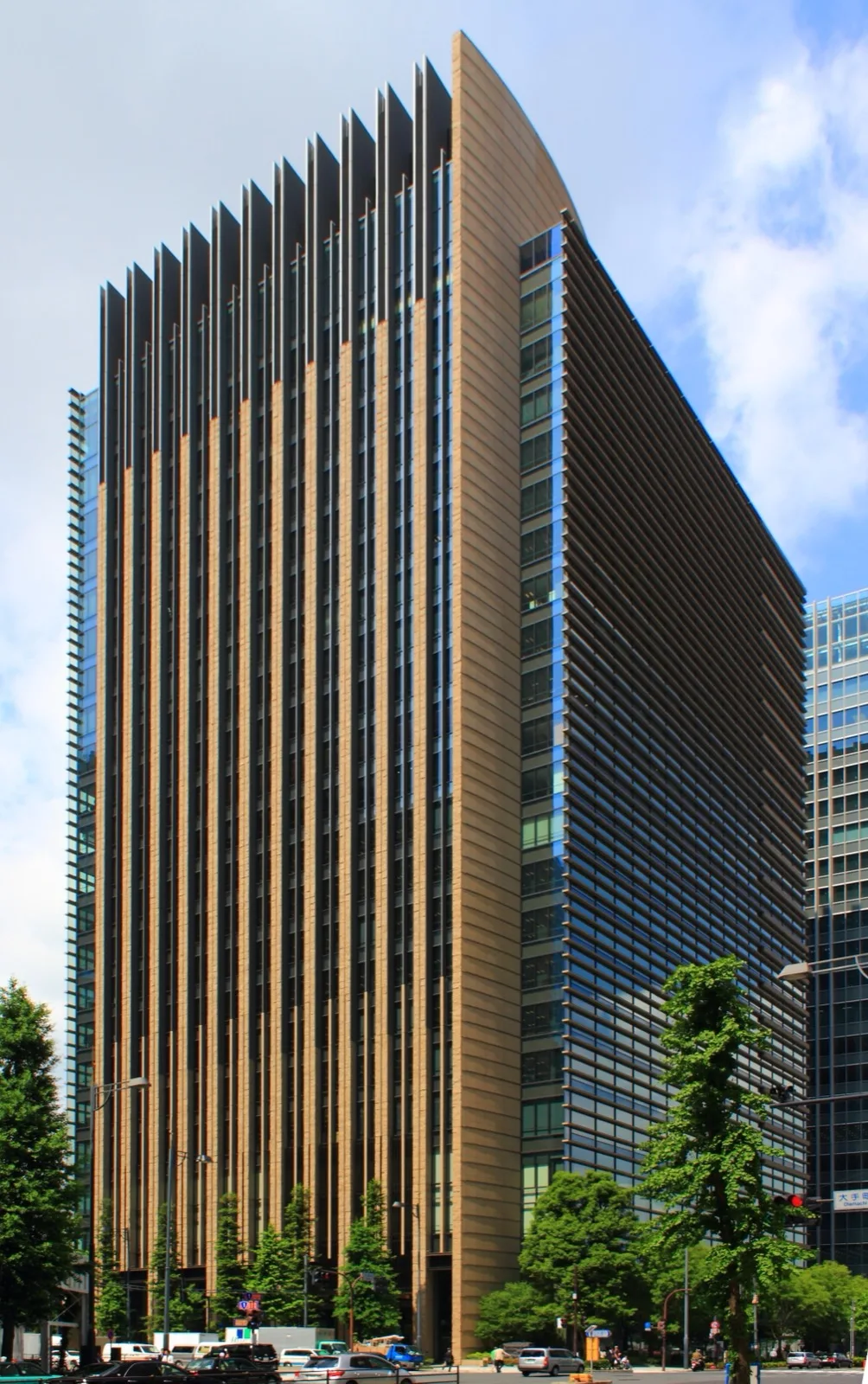 東京の証券会社のトレーディングルームで、複数のモニターに国債利回りのグラフが表示されている様子