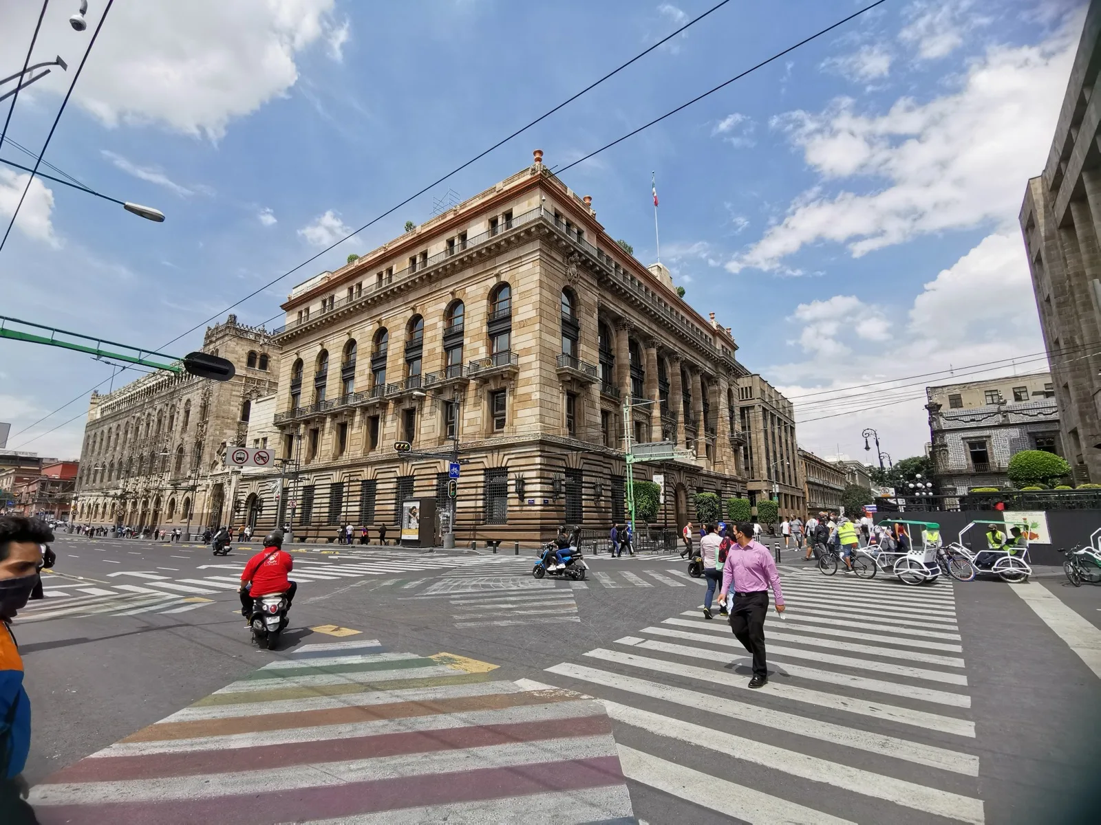 Fachada de un edificio de oficinas financieras en la Ciudad de México con vidrios reflejantes, representando el sector regulatorio bursátil