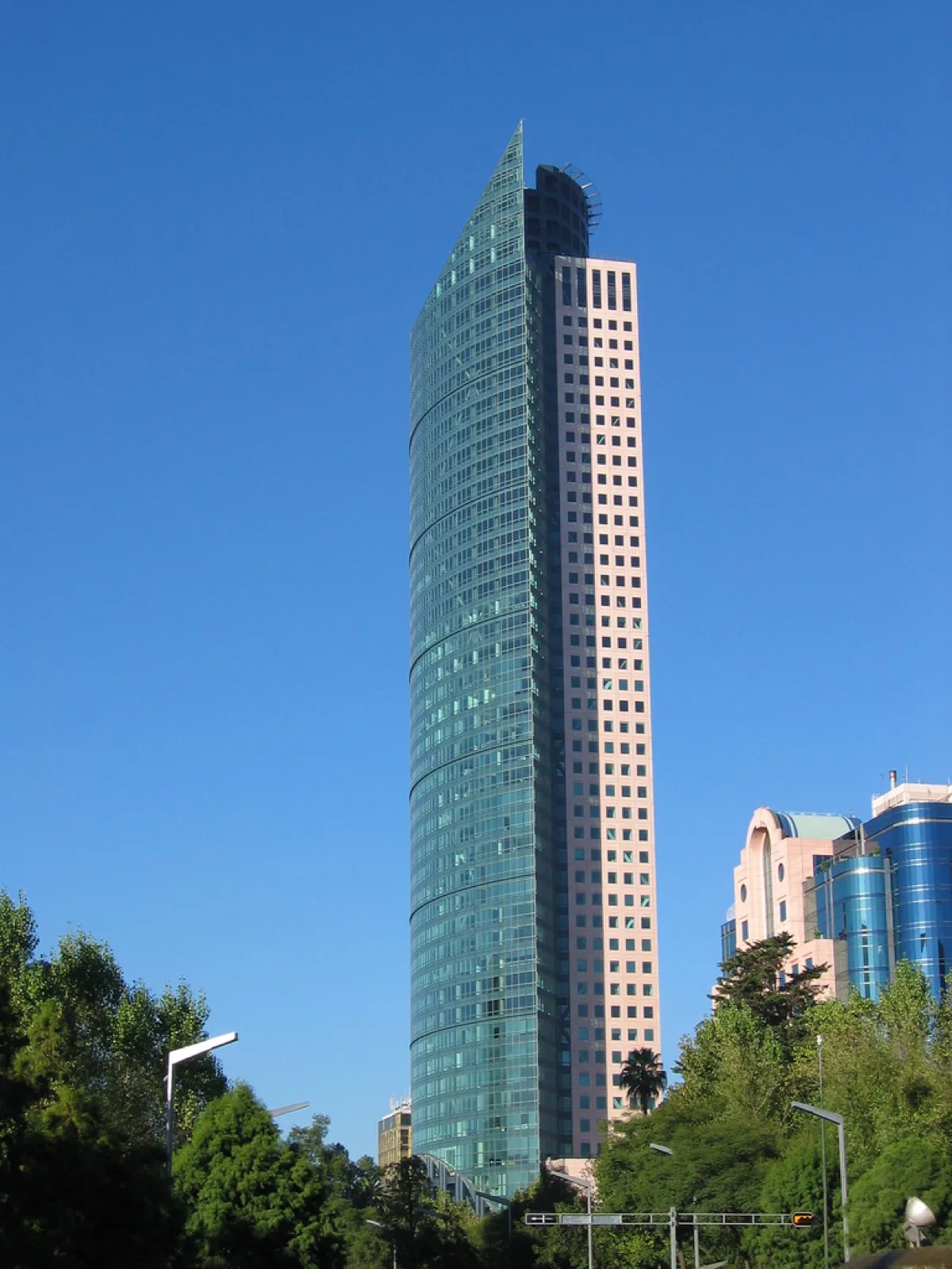 Fachada de un centro comercial y torres de oficinas modernas en una ciudad mexicana al atardecer