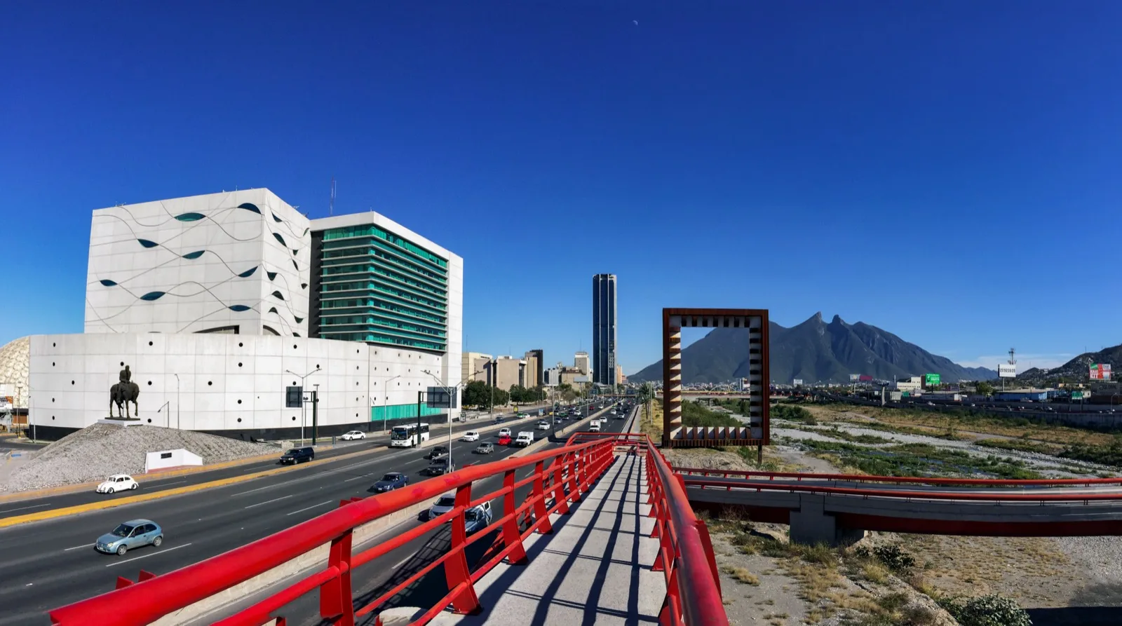 Vista del piso de remates y las pantallas de cotización en la sede de la Bolsa Mexicana de Valores en la Ciudad de México