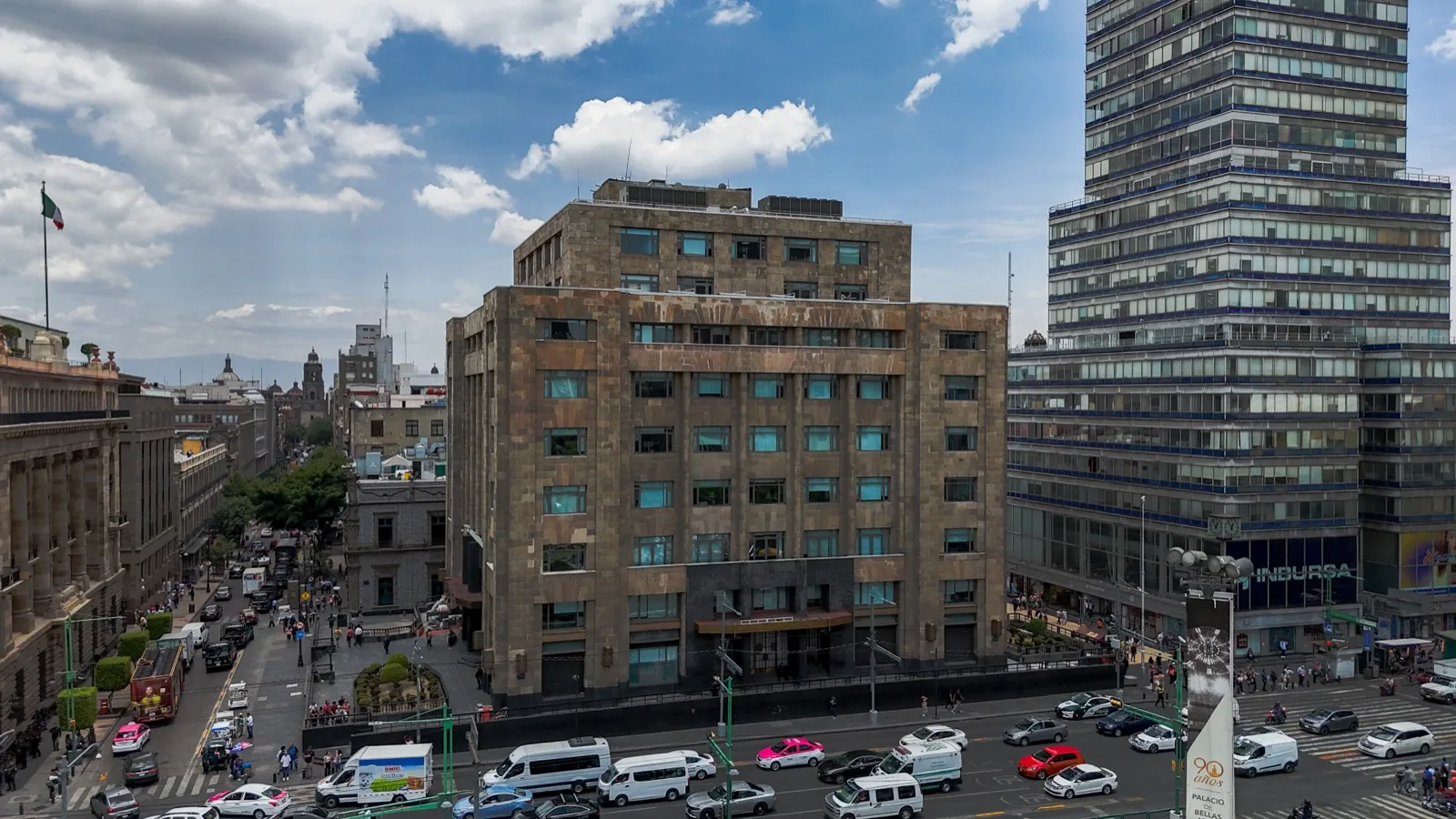 Fachada del edificio de la Bolsa Mexicana de Valores en la Ciudad de México, con la pantalla electrónica de cotizaciones en la entrada principal