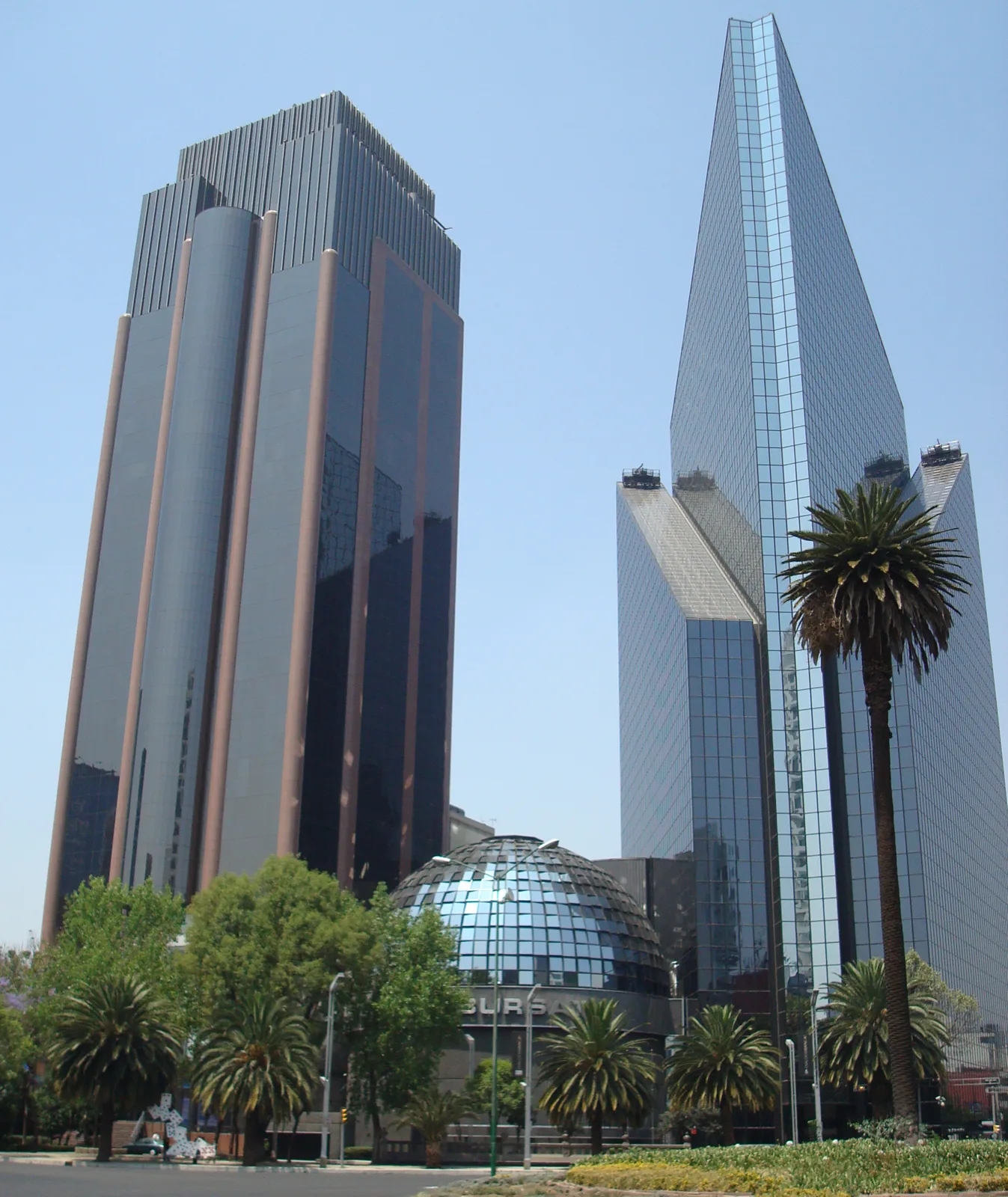 Fachada de un edificio de oficinas financieras en la Ciudad de México con vidrios reflejantes, representando el sector regulatorio bursátil