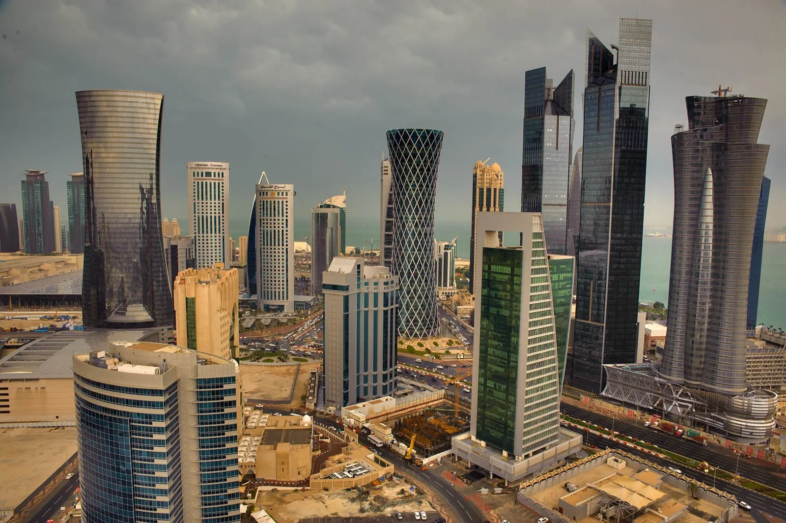 واجهة مبنى هيئة تنظيمية للأسواق المالية مع لافتة رسمية وموظفين يدخلون المبنى في وسط مدينة مالية