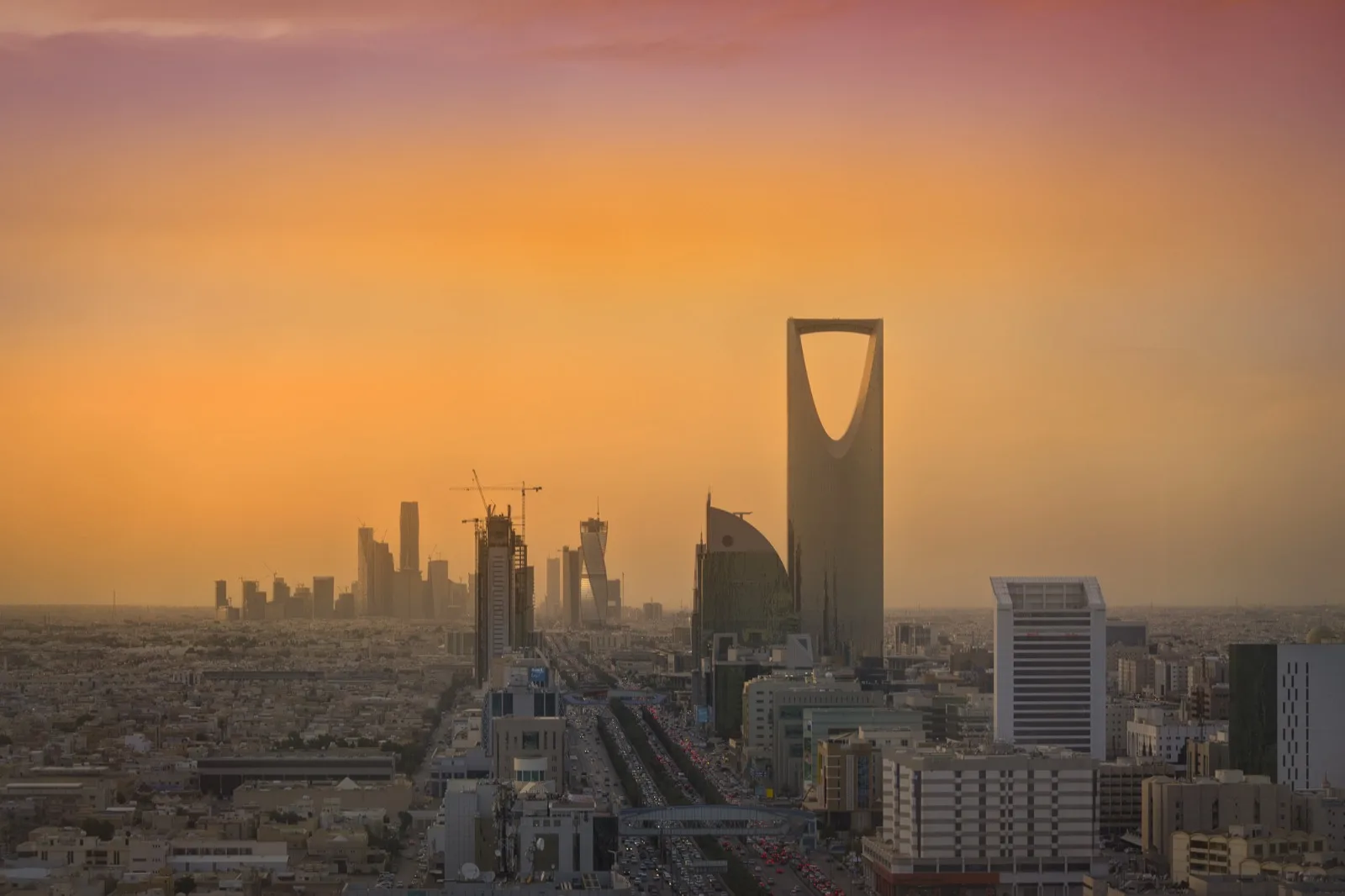 شاشات عرض بيانات تداول الأسهم تظهر أسعار العرض والطلب في قاعة تداول