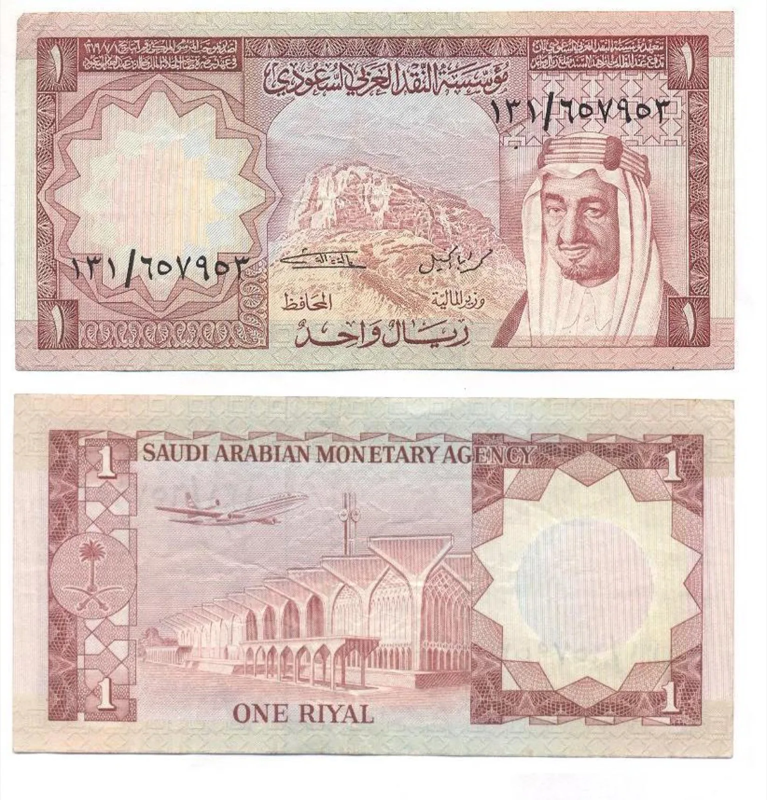 صورة تعبّر عن شاشات عرض إلكترونية تنقل بيانات لحظية لمؤشر السوق المالية السعودية "تداول" داخل قاعة تداول، تعكس حركة التعامل على الأسهم المدرجة