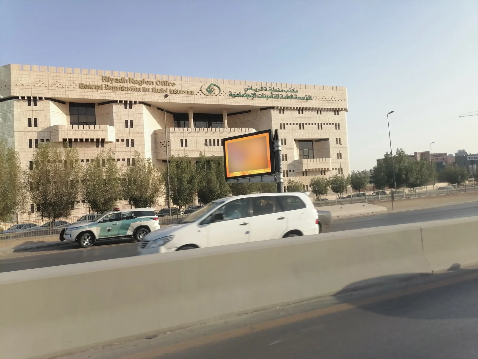 رسم توضيحي لدفتر أوامر خلال مزاد الإغلاق يُظهر تقاطع منحنيي العرض والطلب عند سعر تنفيذ واحد