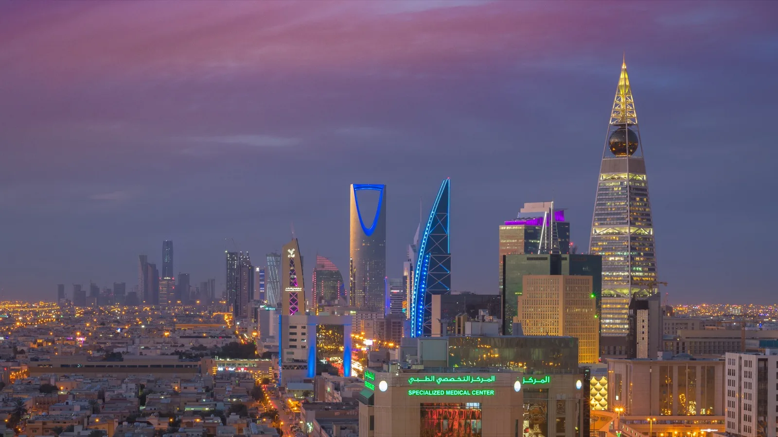 شاشة عرض إلكترونية تعرض أرقام ورسوماً بيانية لمؤشر سوق الأسهم السعودي في قاعة تداول