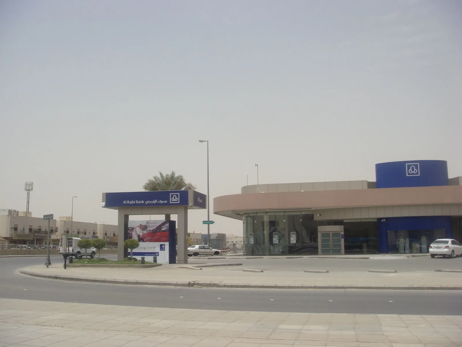 واجهة شاشات عرض الأسعار في سوق مالية تُظهر مؤشرات وبيانات شركات مدرجة