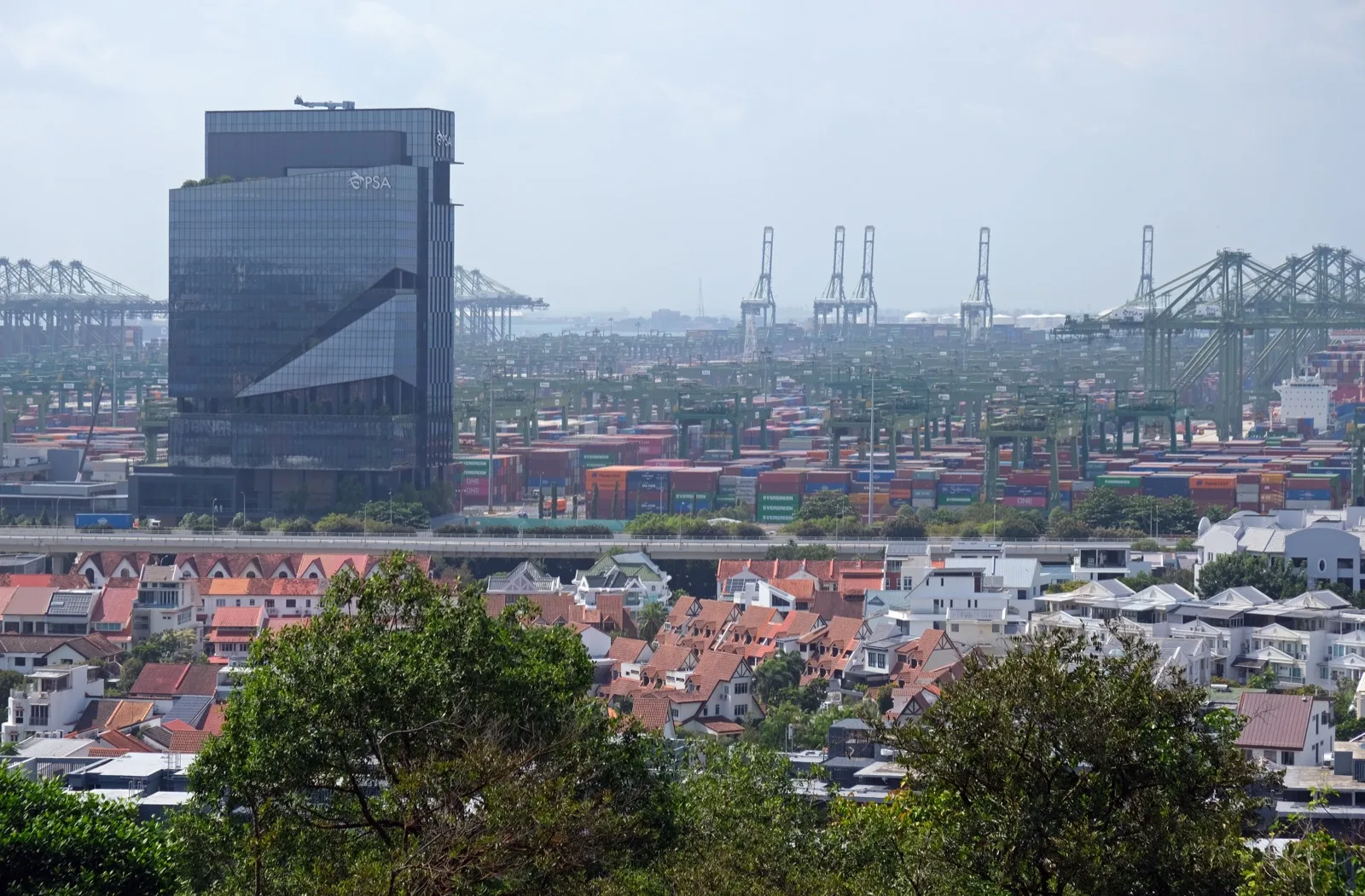 Illustration of a shareholder register with a marked threshold line at 30 percent, representing Singapore's mandatory general offer trigger.