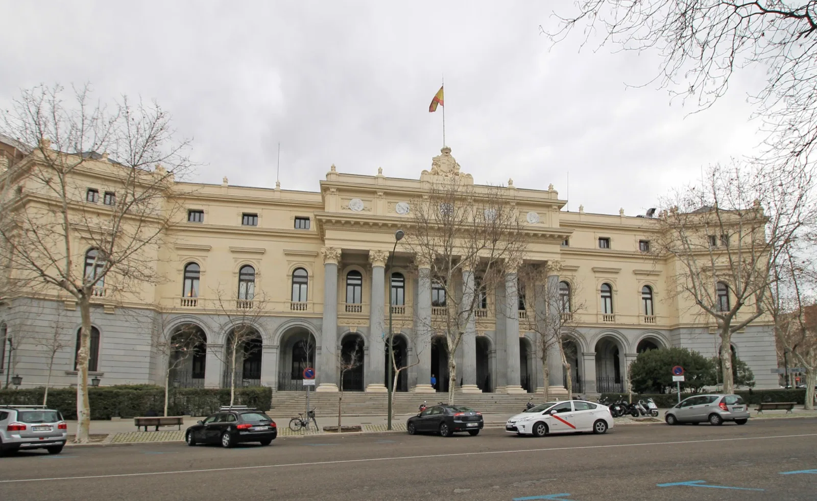 Pantallas de una sala de negociación mostrando gráficos de rentabilidad de bonos soberanos europeos