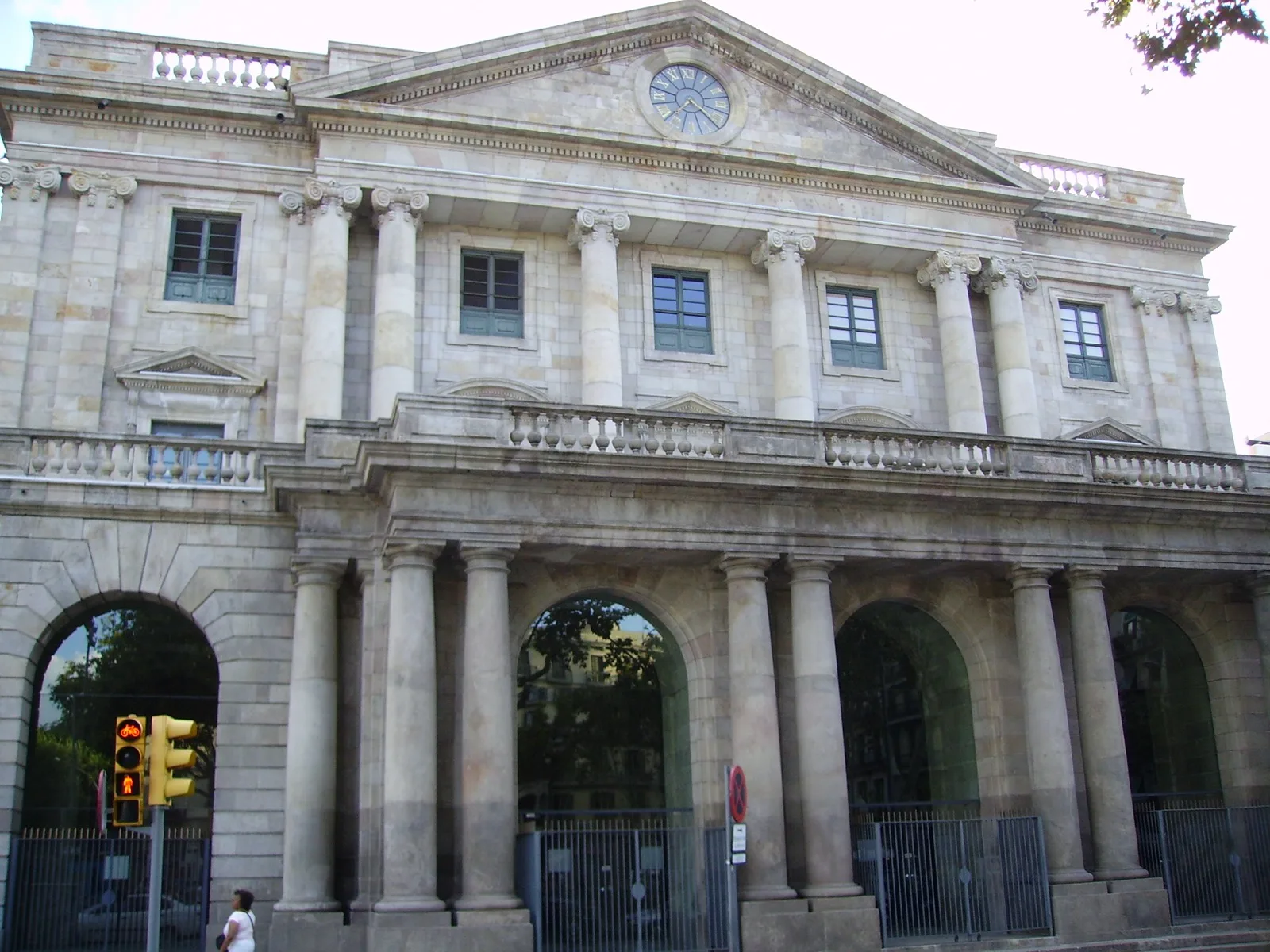 Pantalla de cotizaciones bursátiles mostrando la evolución del índice Ibex 35 en una sala de operaciones en Madrid.