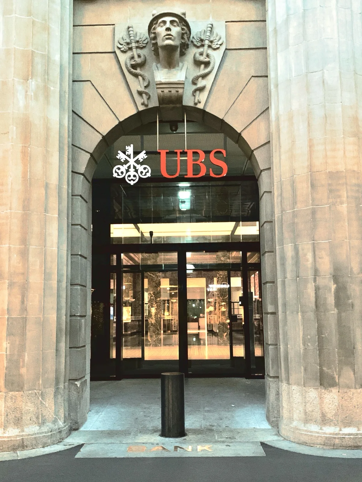 Glasfassade und Kurstafel der Schweizer Börse SIX Swiss Exchange in Zürich, aufgenommen im Handelssaal